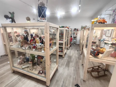 Estanterías con vitrinas
