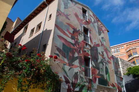 Contrapicado del mural botánico y rosales Mímesis en Calle Hospital de los Ciegos