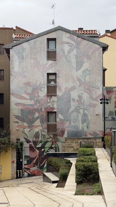 Plano frontal del edificio número 11 con mural floral Mímesis