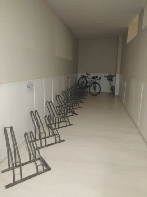 Aparcamiento interior de bicicletas para peregrinos