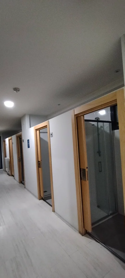 Cabinas de duchas individuales del albergue