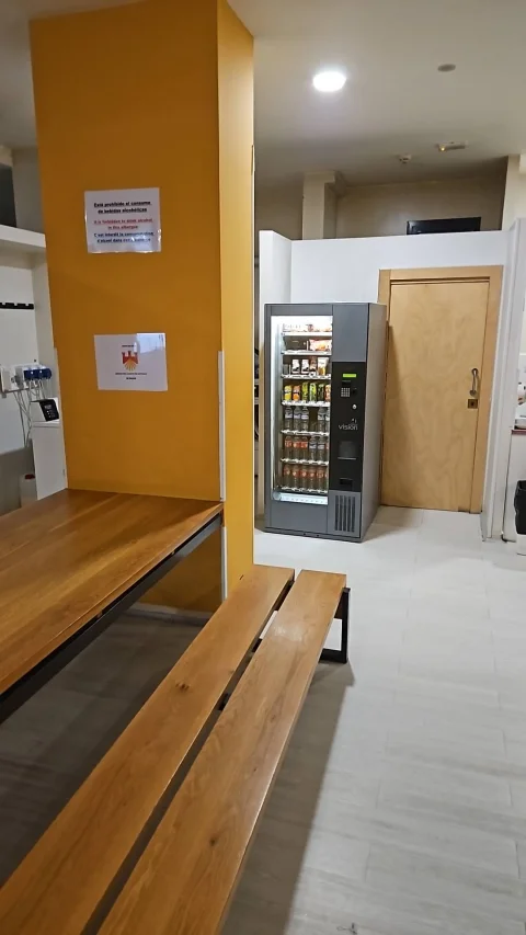 Comedor y zona de máquinas expendedoras