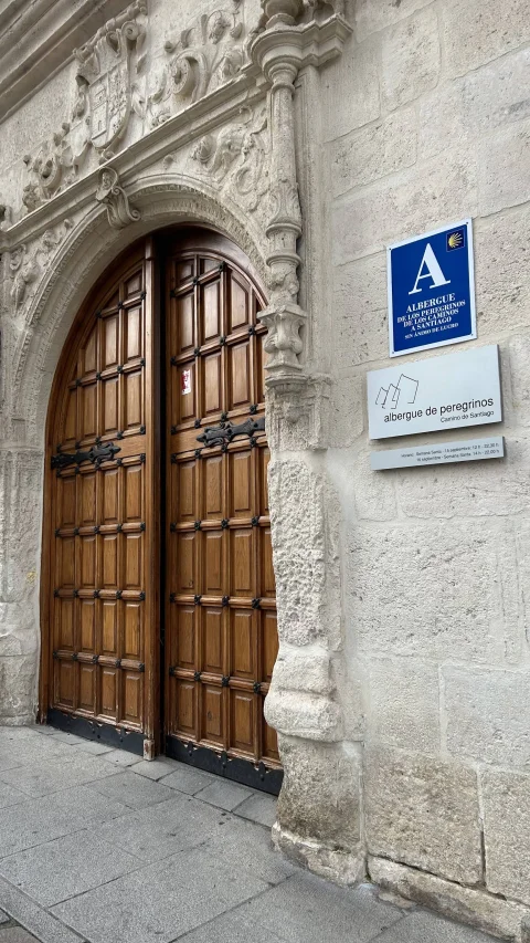 Entrada principal del Albergue Municipal de Peregrinos de Burgos