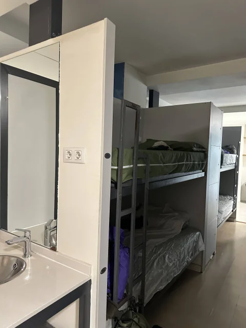 Habitación compartida con literas y lavabo integrado