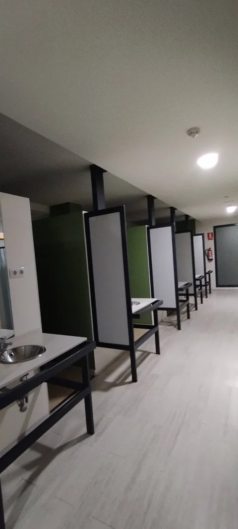 Lavabos e instalaciones sanitarias del albergue