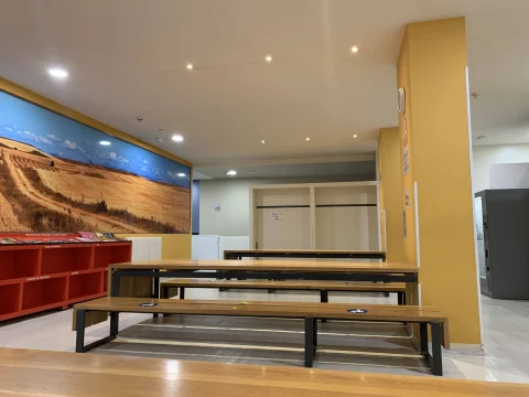 Zona de estar y biblioteca del peregrino