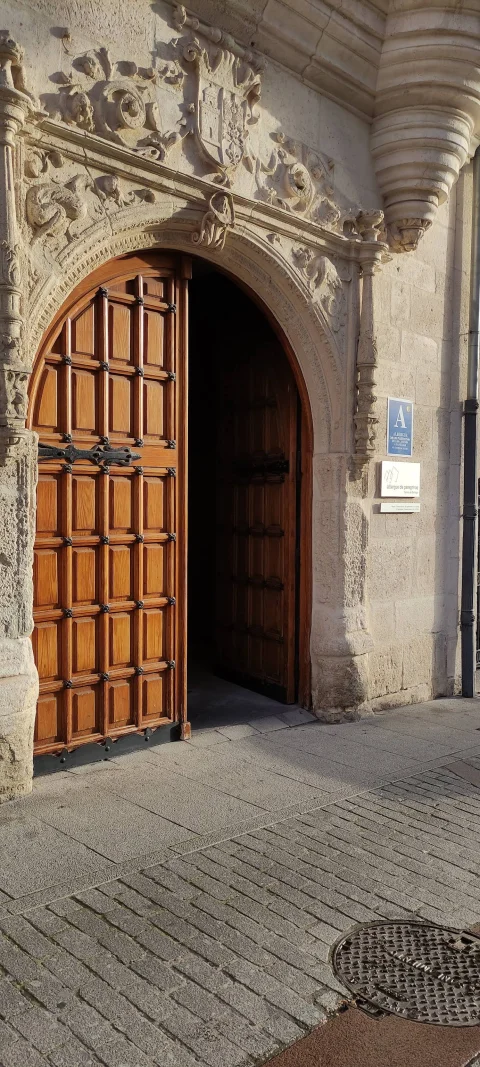 Detalle del portón de madera entallada y la entrada