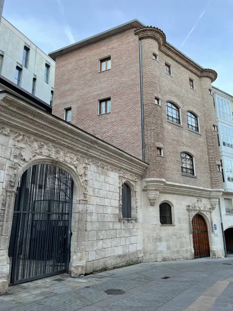 Panorámica exterior de la Casa de los Cubos