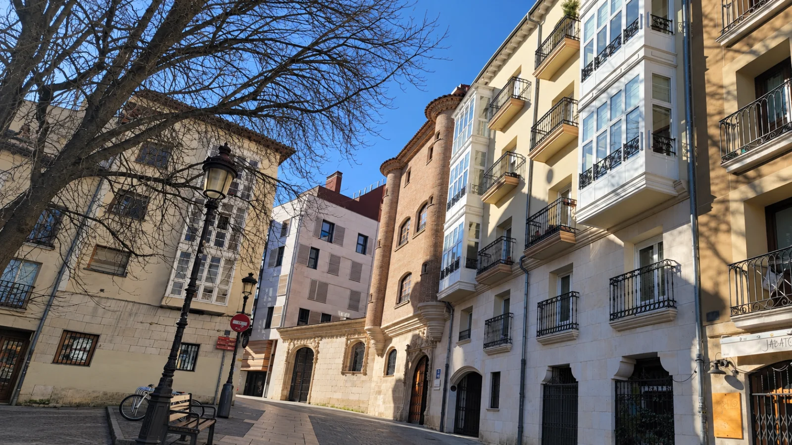 Vista en perspectiva de la calle peatonal con la Casa de los Cubos