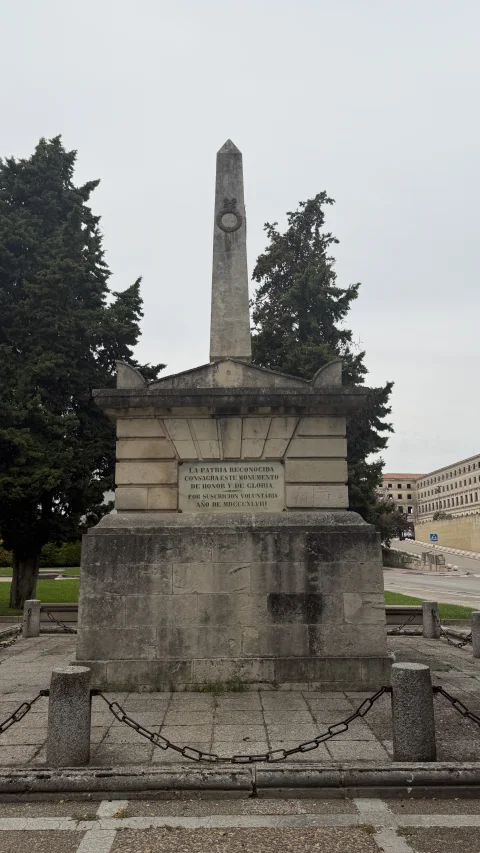 Cara posterior del mausoleo con lápida conmemorativa