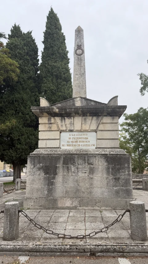 Lado frontal del Mausoleo del Empecinado con placa dedicatoria