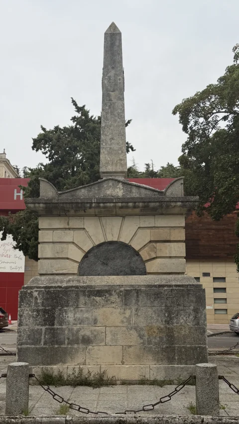 Lateral del Mausoleo del Empecinado con relieve semicircular