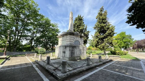 Vista en perspectiva del monumento del Empecinado bajo el cielo despejado