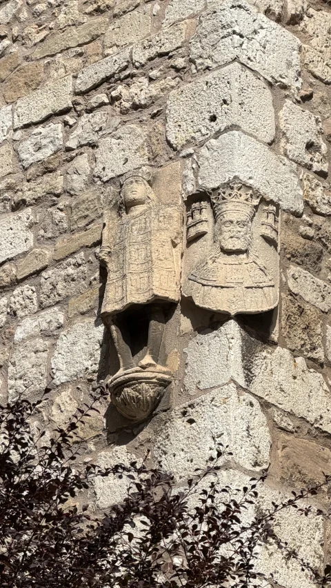 Detalle escultórico de rey y estatua en el Teatro Clunia