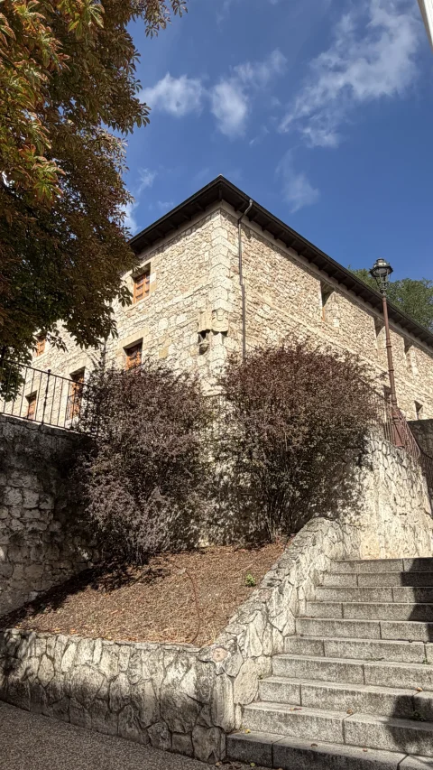 Escaleras de granito entre muros de piedra que conducen al Teatro Clunia