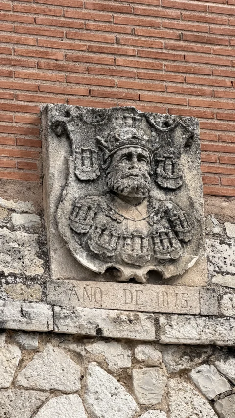 Escudo conmemorativo de 1875 en la fachada del Teatro Clunia