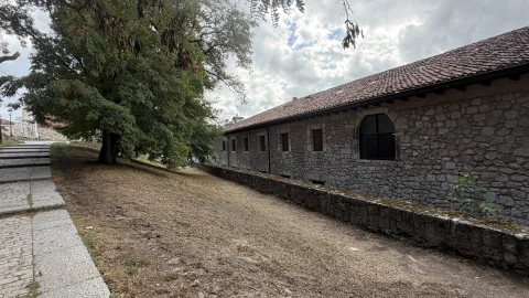 Fachada exterior posterior y zona arbolada del Teatro Clunia
