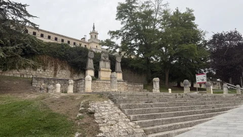 Amplia escalinata de piedra que conduce al monumento conmemorativo del Solar del Cid