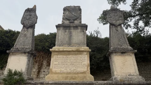 Conjunto de tres pedestales de piedra tallada coronados por escudos heráldicos e inscripciones conmemorativas del Cid Campeador