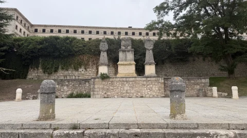 Monumento de piedra del Solar del Cid compuesto por tres pedestales con escudos heráldicos