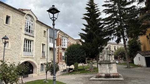 Jardines exteriores y monumento junto al edificio histórico del Antiguo Hospital de San Julián y San Quirce