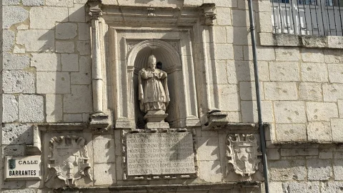 Escudos nobiliarios e imagen de San Julián en el Hospital de Barrantes
