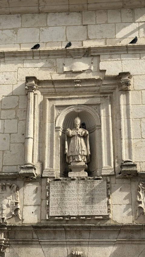 Hornacina e inscripción de la portada del Hospital de Barrantes