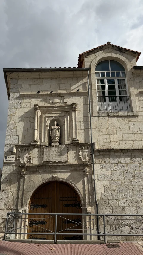 Portada principal del Antiguo Hospital de San Julián y San Quirce