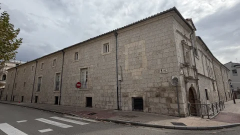 Vista lateral en esquina del Antiguo Hospital de San Julián y San Quirce desde la Calle Barrantes