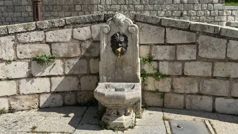 Fuente moderna de piedra para beber agua