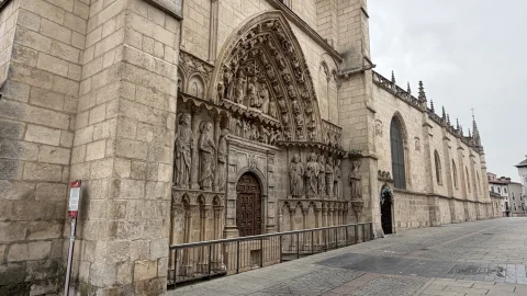 Portada de la Coronería o de los Apóstoles