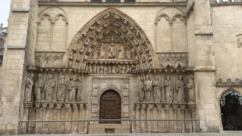 Vista frontal de la Portada de la Coronería o de los Apóstoles