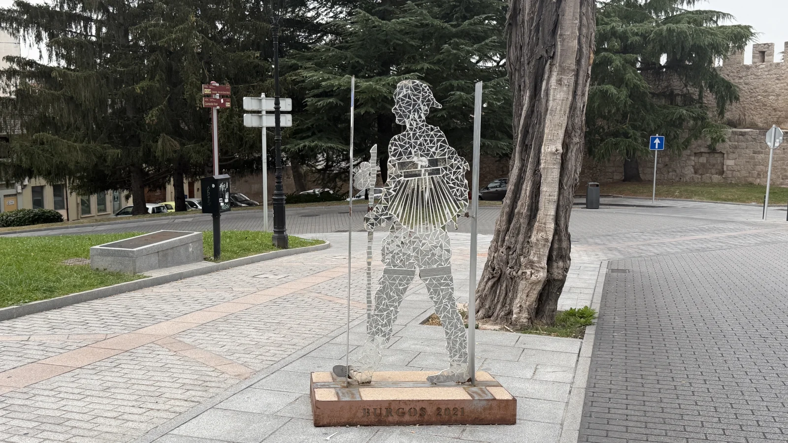 Silueta de peregrino de espejo junto a la muralla, de la colección de arte urbano del Camino de Santiago en Burgos