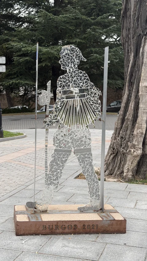 Silueta de peregrino de espejo, de la colección de arte urbano del Camino de Santiago en Burgos