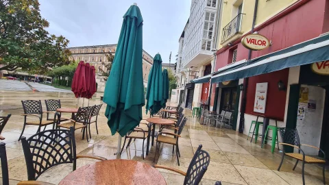 Chocolatería Valor y terrazas al aire libre cerca de la Catedral