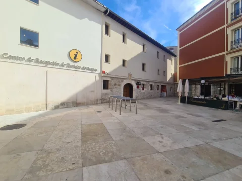 Plazuela adyacente a la Calle Nuño Rasura con el edificio blanco del Centro de Recepción de Turistas de Burgos