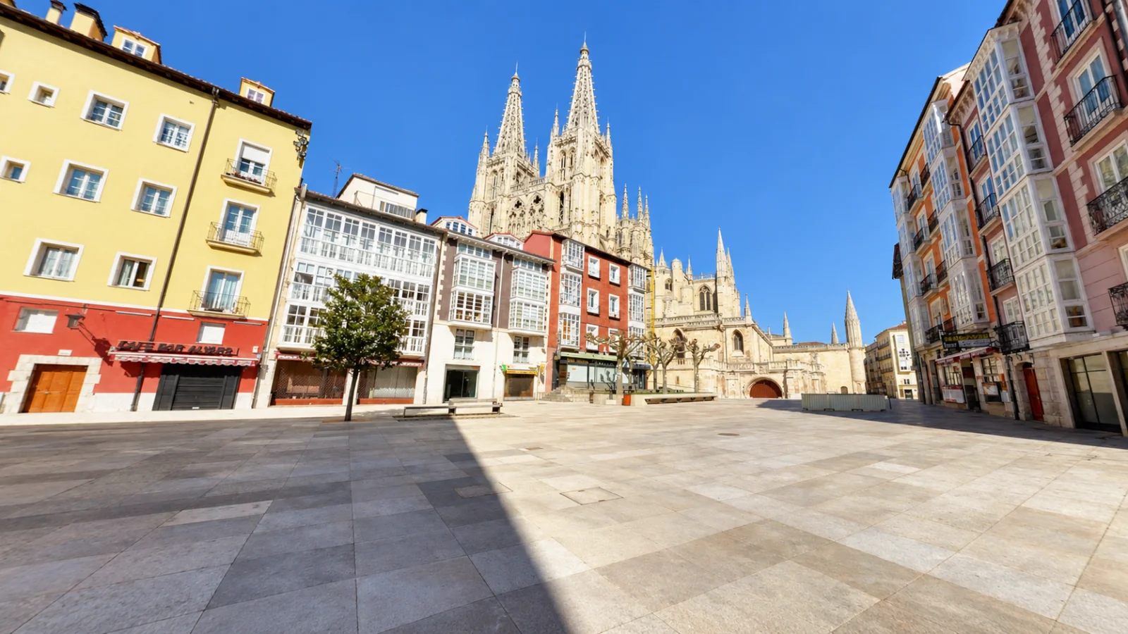 Vista general de la Plaza del Rey San Fernando y la Catedral de Burgos desde la Calle Nuño Rasura