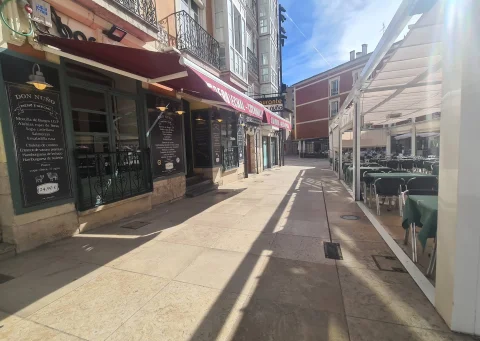 Restaurante Don Nuño y zona de terrazas en la Calle Nuño Rasura