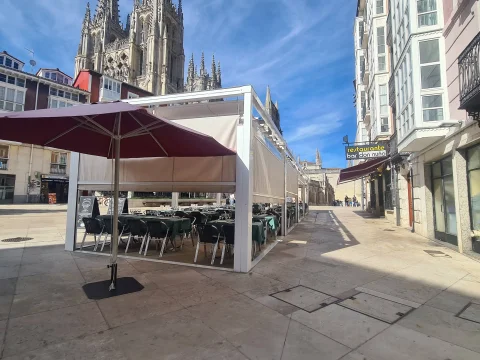 Terrazas de hostelería en la Calle Nuño Rasura con la Catedral al fondo