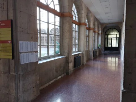 Galería de arcos y ventanales en la Facultad de Teología