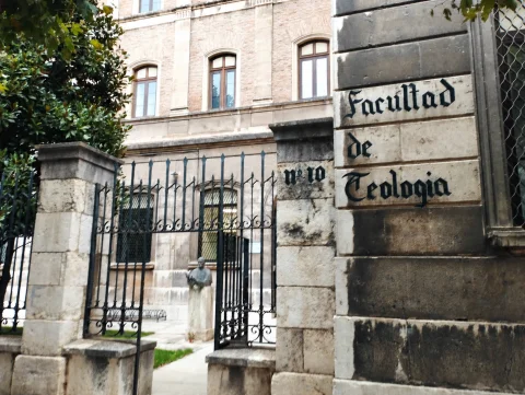Inscripción grabada en piedra con el texto Facultad de Teología en la entrada principal del edificio