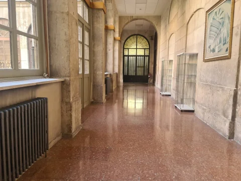 Pasillo con vitrinas expositoras en la Facultad de Teología