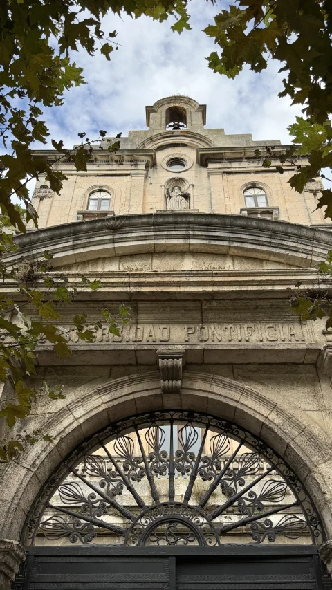 Portada con inscripción de la Facultad de Teología de Burgos