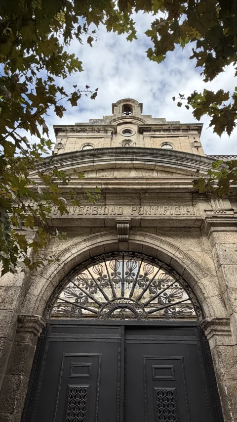 Portón monumental y fachada de piedra de la Facultad de Teología de Burgos