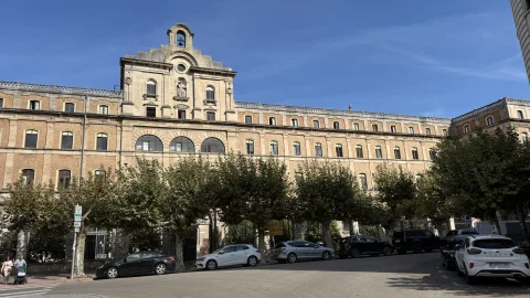 Vista panorámica exterior de la fachada del edificio de la Facultad de Teología de Burgos desde la call