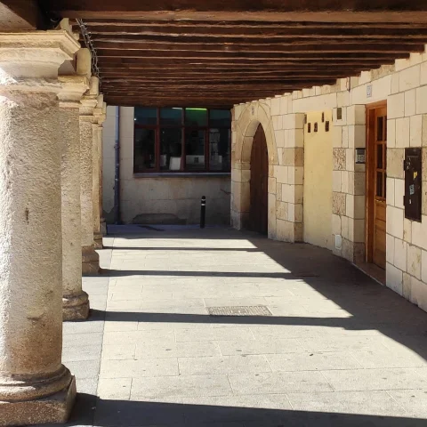 Dentro de los soportales