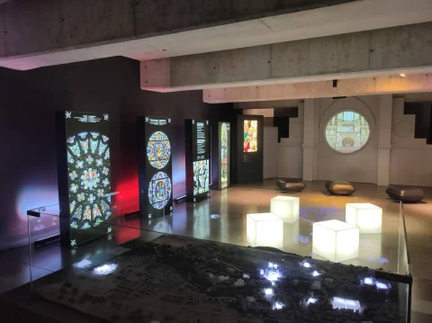 Exposición interactiva con maquetación e información sobre vidrieras en CITUR