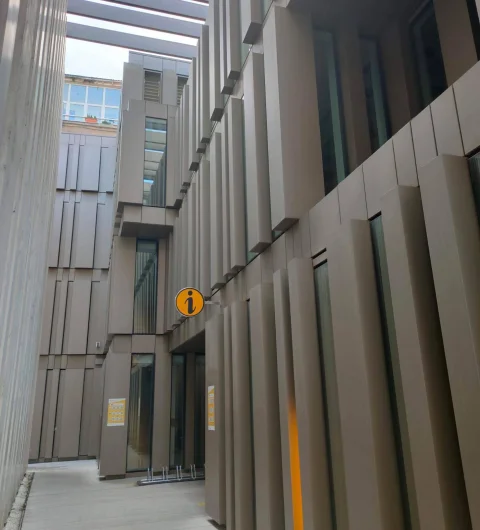 Pasaje de acceso al edificio de la Oficina de Turismo de Burgos (CITUR