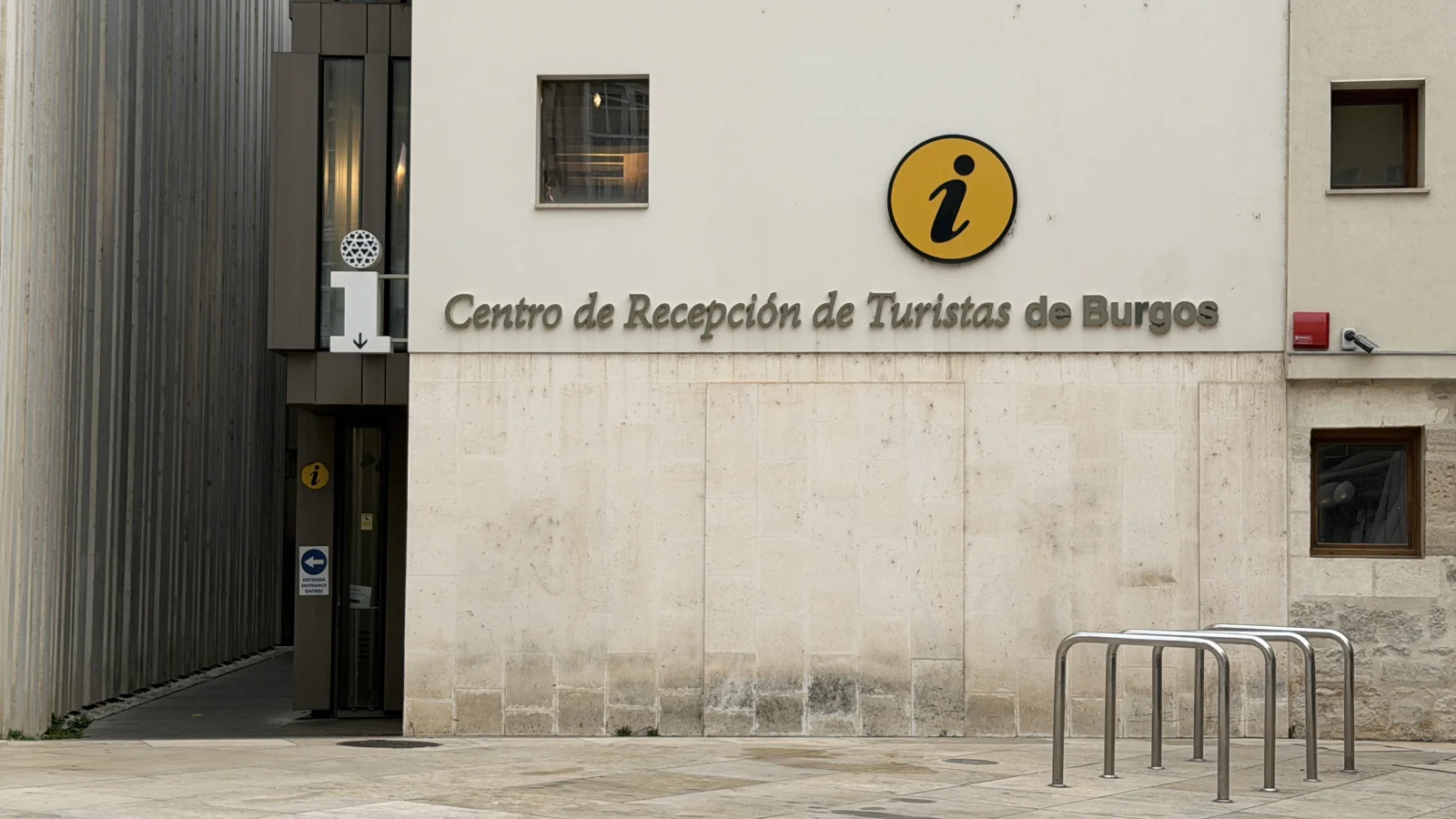 Fachada principal del Centro de Recepción de Turistas de Burgos