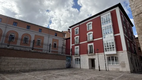 Edificios tradicionales en la plaza de la iglesia de Santa Águeda